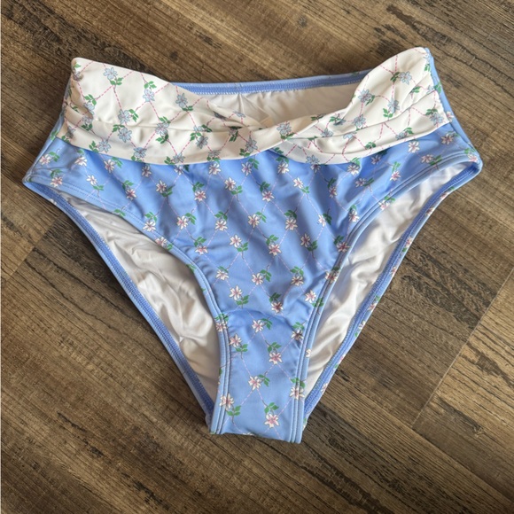 Cupshe Blue and White Floral Bikini - Picture 5 of 7